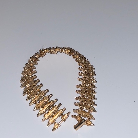 Avon 1972 Starflower Textured Sculptural Modernist Gold Toned Metal Bracelet - Picture 10 of 11